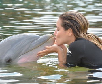 Monique Alfradique nadou pela primeira vez com um golfinho 
