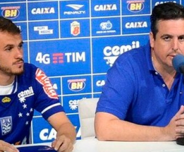 Lucas e Robinho foram apresentados pelo vice-presidente de futebol do Cruzeiro 