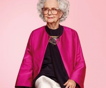Marjorie Bo Gilbert é a primeira mulher de 100 anos a aparecer em um anúncio de moda nas páginas da revista Vogue 