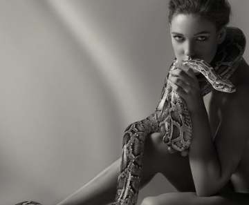 Adriana Birolli posa nua com cobra 