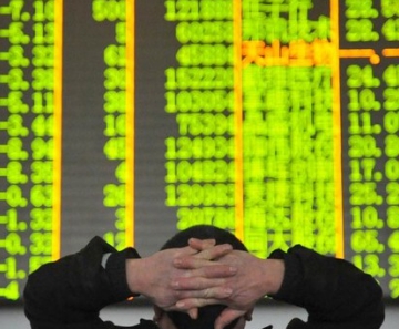 Investidor observa um painel com dados da bolsa em Hangzhou, na China. 