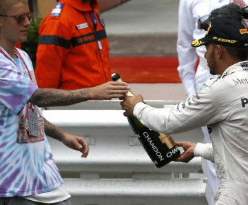 Cantor Justin Bieber bebeu champanhe de Lewis Hamilton em Mônaco