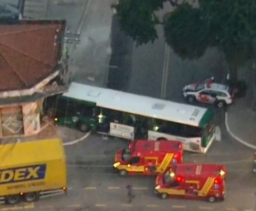 Ônibus colidiu com loja na Rua Vergueiro, na altura do Sacomã, na manhã desta quinta-feira (16) 