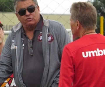 Paulo Carneiro conversa com Paulo Autuori durante um treino no CT do Caju; clube está atrás de reforços 