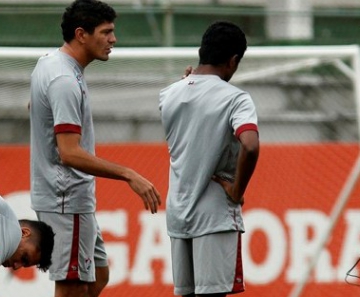 Levir conversa com Edson e Maranhão no treino desta sexta: volante pode voltar ao time titular no clássico contra o Flamengo 