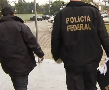 Policiais federais com malotes apreendidos na Operação Boca Livre 