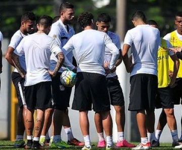 Jogadores do Santos se reúnem durante treino no CT Rei Pelé 
