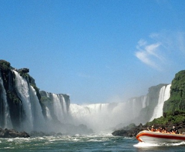 Passeio de barco pelas corredeiras do Rio Iguaçu nas férias ajuda a desligar das preocupaçõs do trabalho 