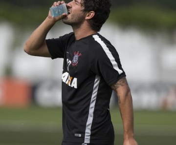 Pato teve breve retorno ao Corinthians em janeiro; permanência é incerta 