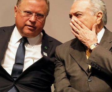 Presidente em exercício (à direita) conversa com ministro da agricultura, Blairo Maggi , durante fórum em São Paulo
