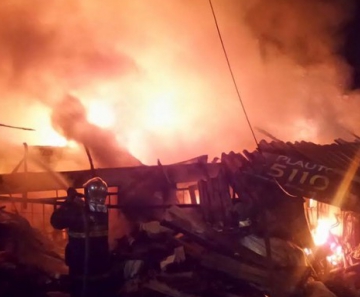 Incêndio destruiu a residência em Almirante Tamandaré, na Grande Curitiba 