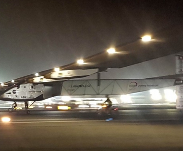 O avião Solar Impulse II pousa em aeroporto de Abu Dhabi, nos Emirados Árabes Unidos.