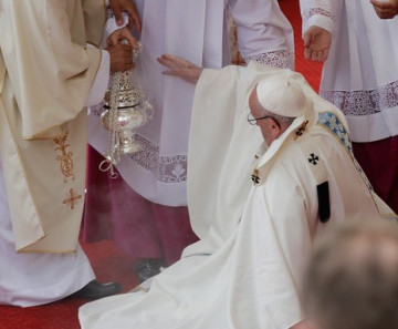 Papa Francisco caiu durante missa na Cracóvia, na Polônia