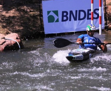 Atleta da canoagem disputando a Copa Brasil de Canoagem Slalom