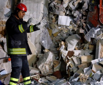 Bombeiro trabalha nas ruínas de uma casa que desmoronou após o terremoto em Amatrice, na Itália, na quarta (24) 