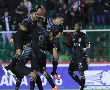 Grupo do Figueirense festeja vitória sobre o Flamengoo