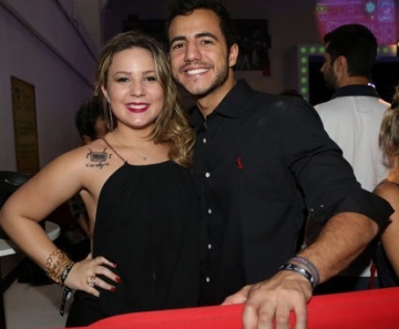 Ex-BBB Maria Claudia e Matheus em festa no Rio