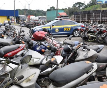 PRF leiloa 900 veículos retidos na região oeste do Paraná