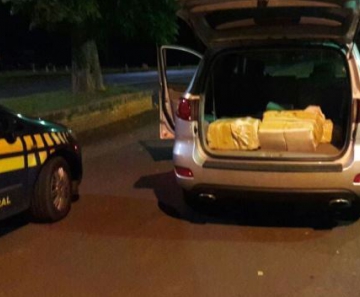 Após dez quilômetros de fuga, PRF prende homem com 207 quilos de maconha em carro roubado
