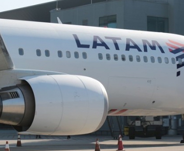 Avião com a nova marca Latam. 