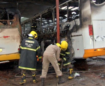 Incêndio destruiu 3 ônibus escolares dentro de garagem em Várzea Grande