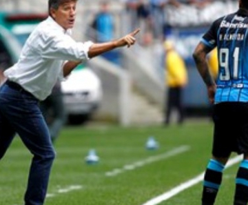 Renato orienta Henrique Almeida durante o jogo