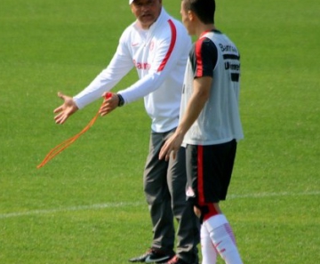 Seijas recebe orientações de Roth em treino do Inter