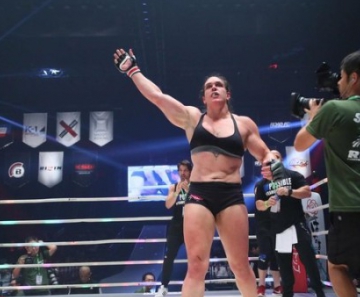 Gabi Garcia comemorou muito sua terceira vitória no MMA 