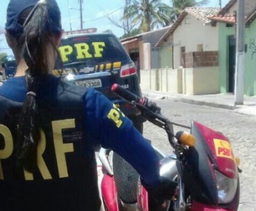 Na divisa entre Piauí e Ceará, PRF recupera motocicleta roubada em Santos/SP