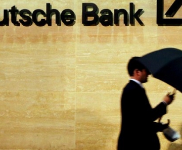 Um homem caminha em frente à sede do Deutsche Bank em Londres, em dezembro de 2013 