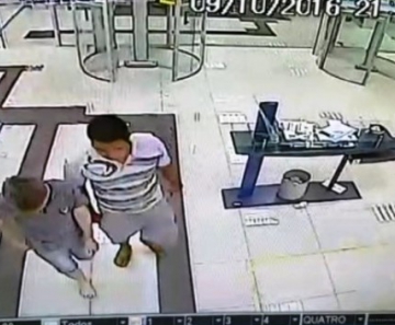 Câmeras de segurança do Banco mostram Vitor sendo obrigado a sacar dinheiro