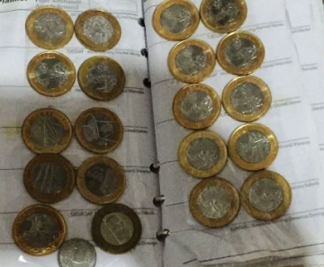 Os policiais apreenderam uma caderneta com moedas de coleção, dinheiro em moeda estrangeira e brasileira.