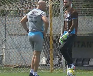 Bruno Grassi conversa com Rogerião em treino