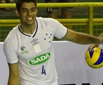 Léo foi boleiro em 2013 e agora é jogador do time profissional do Cruzeiro