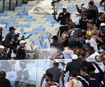 Torcida do Corinthians entra em conflito com policiais no Maracanã