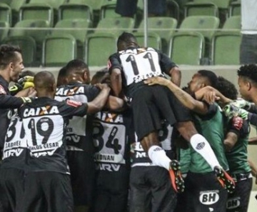 Jogadores do Atlético-MG comemoram gol contra o Figueirense 