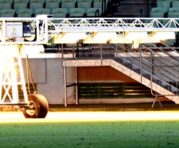 Equipamento de iluminação artificial foram levados a campo depois do confronto com o Sport