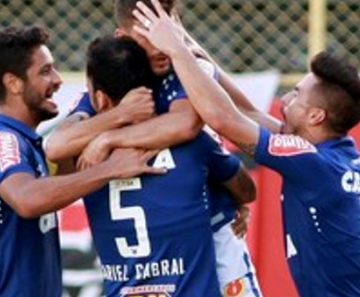Jogadores do Cruzeiro comemoram gol contra o Vitória 