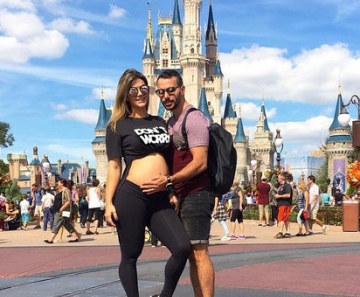 Kelly Key exibe barrigão de grávida ao lado do marido, Mico Freitas. Os dois estão curtindo férias na Disney, em Orlando, nos Estados Unidos 
