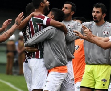 Gum comemora o gol do Flu contra o Coritiba: série de quatro jogos sem vencer é o pior momento do Tricolor no Campeonato Brasileiro 