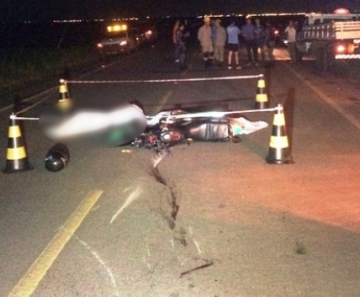 Moto atingiu traseira de caminhonete parada e 2 homens morreram em Nova Mutum