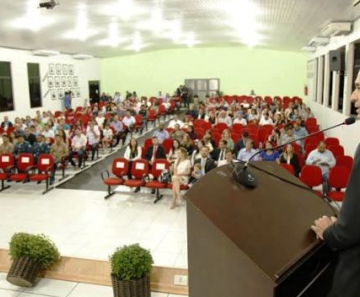 A entrega de títulos e moções foi feita pelos parlamentares e pelo prefeito em exercício, Miguel Vaz Ribeiro