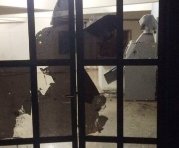 Vidros de porta e terminal bancário ficaram destruídos após explosão de caixa eletrônico