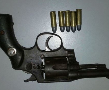 Os policiais civis apreenderam também o revólver calibre 32 com cinco munições intactas
