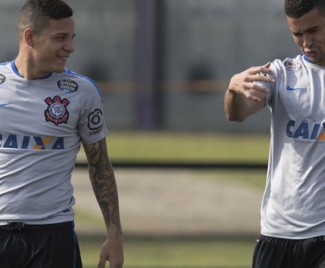 Guilherme Arana e Léo Santos conversam antes do treino do Timão 