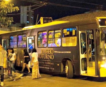 Ônibus percorre o Centro Histórico da capital com o público em peça