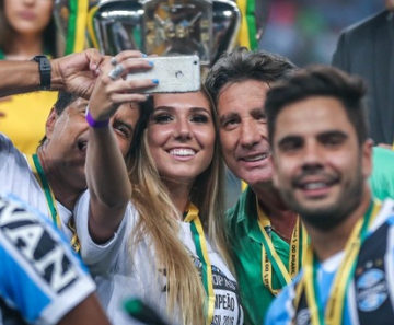 Carolina Portaluppi comemora título do Grêmio com o pai, Renato Gaúcho, na Arena Grêmio, em Porto Alegre