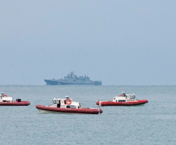 Navios de resgate da Rússia patrulham a costa do Mar Negro de Sochi a procura de detritos do avião militar russo que caiu no domingo (25) 
