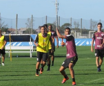 Cícero em treino de futebol americano do São Paulo