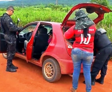 Policiais revistam veículos que passam em estradas de acesso a garimpo
